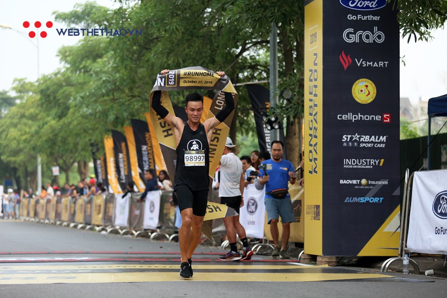 Đáng yêu khoảnh khắc “cựu vương” căng dây đích đón tân vô địch Longbien Marathon 2019 Đáng yêu khoảnh khắc “cựu vương” căng dây đích đón tân vô địch Longbien Marathon 2019
